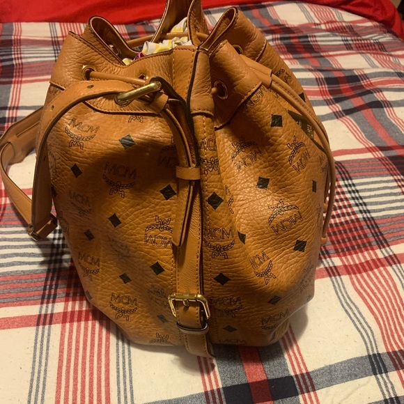 The heritage bucket bag, crafted in monogram coated canvas with French leather. - Picture 4 of 5